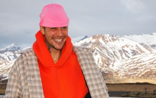 Justin Bieber nega ser vítima de Diddy e pede atenção às verdadeiras vítimas