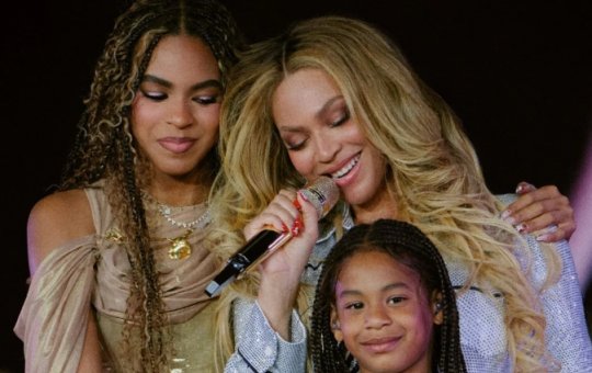 Brinco de Blue Ivy prende no cabelo de Beyoncé durante apresentação e reação surpreende
