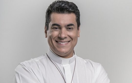 Padre se recusa a batizar e cuidar de bebês reborn: 'Sem liberação de espiritos neles'