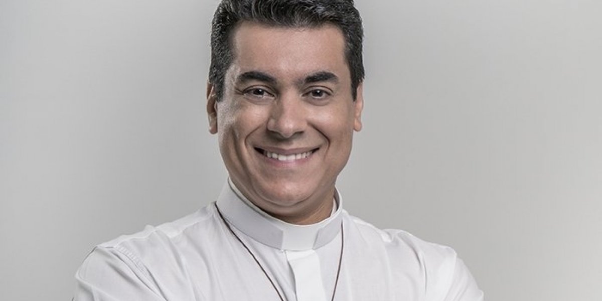 Padre Chrystian em foto para sua paróquia