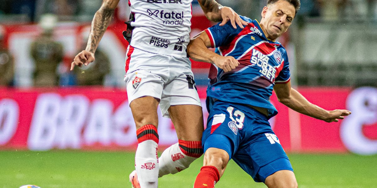 Janderson e Santi Árias em uma disputa de bola