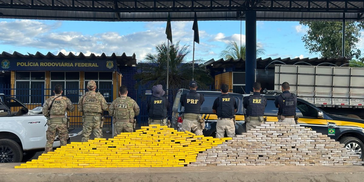 Equipe da PRF com a carga apreendida