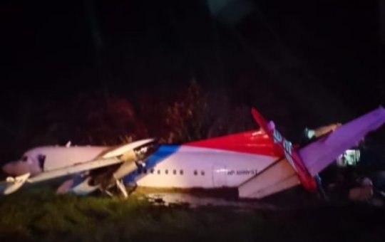 Avião sai da pista durante pouso no Panamá, mas passageiros saem ilesos