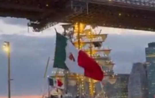 Navio da Marinha do México colide com a Ponte do Brooklyn e deixa mortos