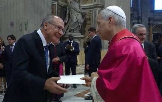 Geraldo Alckmin entrega convite de Lula para o Papa Leão XIV