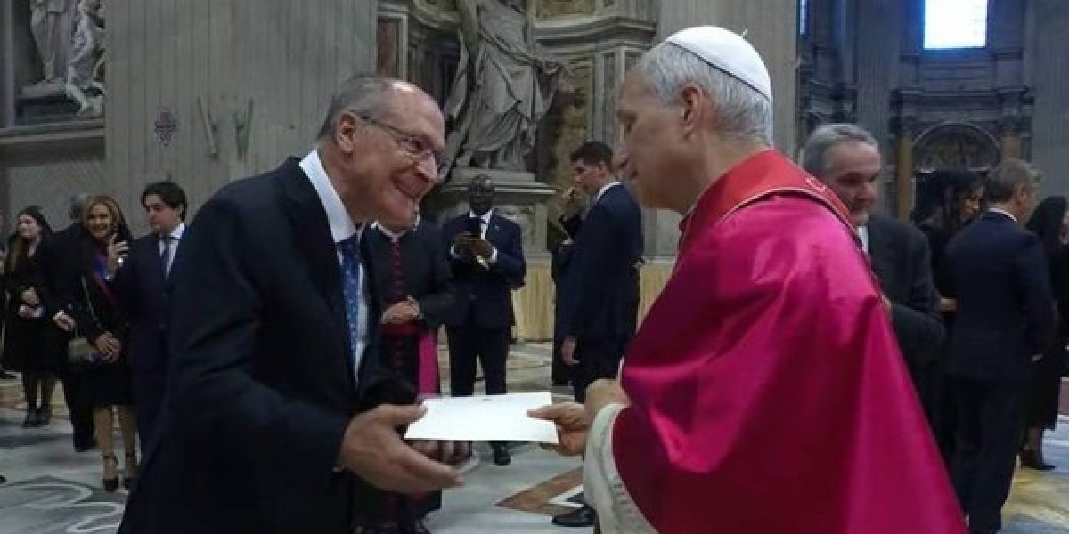 Momento que Vice-presidente entrega carta ao Papa