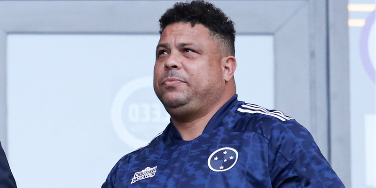 Ronaldo assistindo um jogo do Cruzeiro