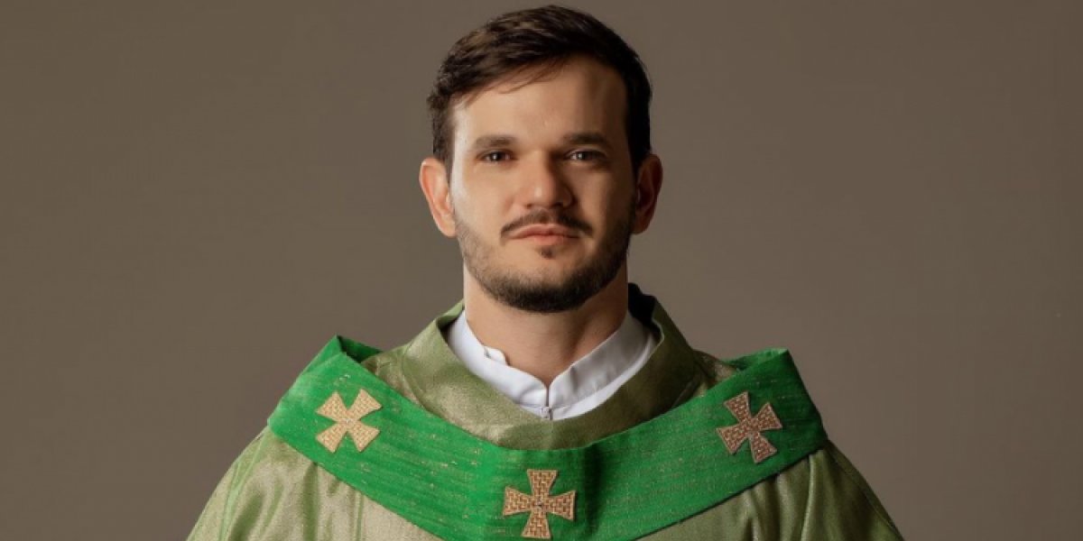Padre tirando foto para sua rede social