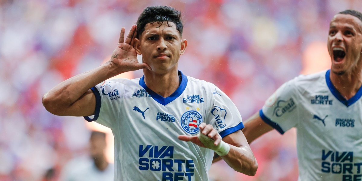 Pulga comemorando o primeiro gol do Esquadrão