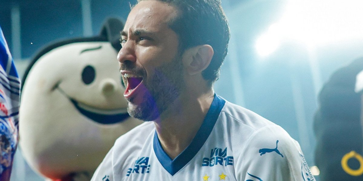 Everton comemorando triunfo após clássico