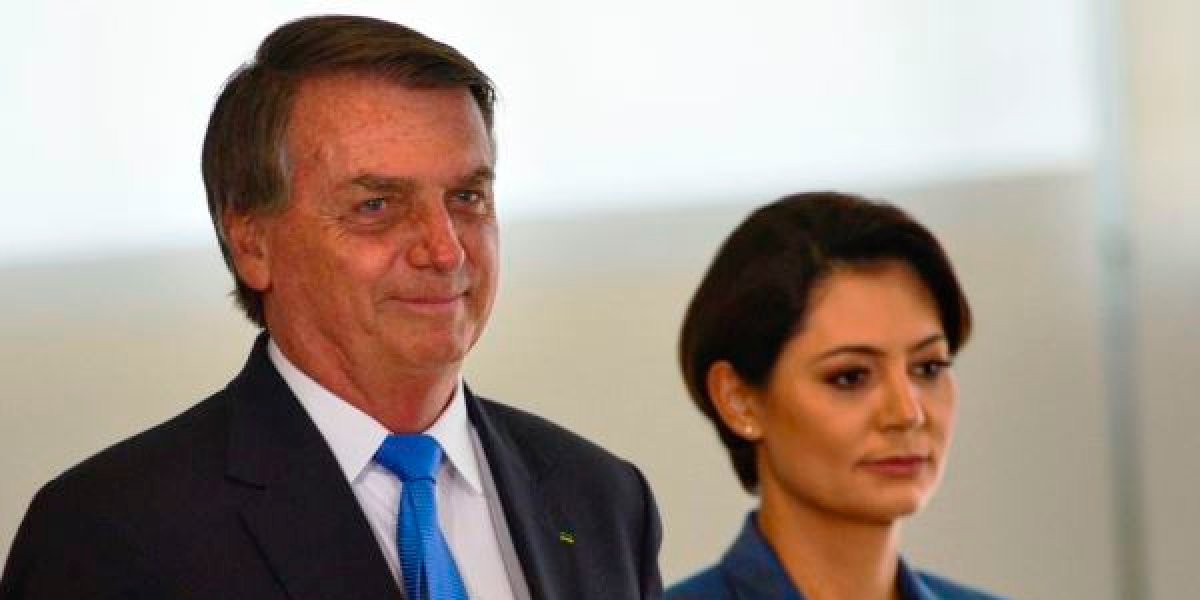 Bolsonaro e Michelle Bolsonaro em um evento ainda em seu governo