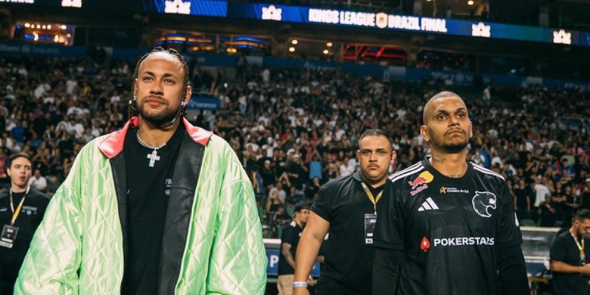 Neymar e seu 'parça' Cris Guedes indo para o campo na final