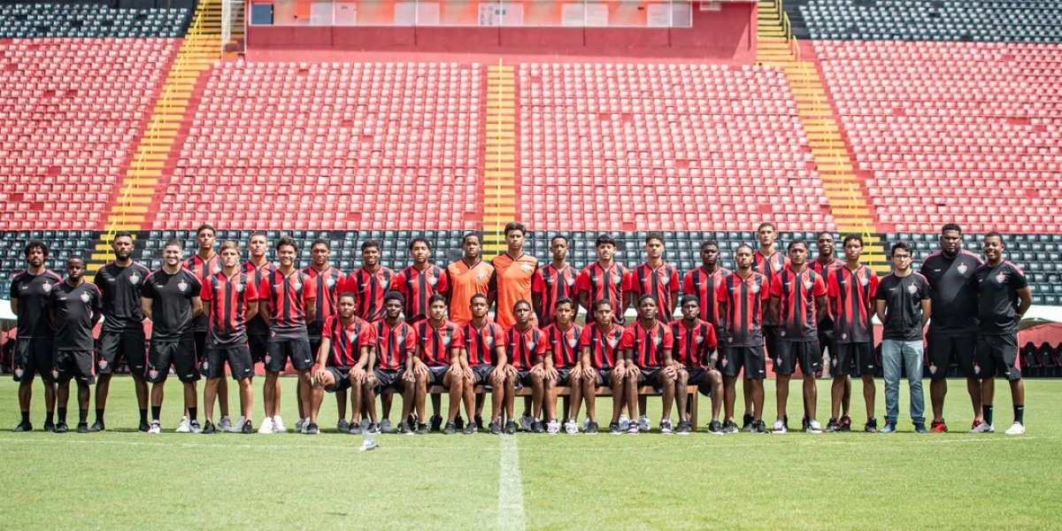 Elenco e comissão técnica do time Sub-17 do Vitória