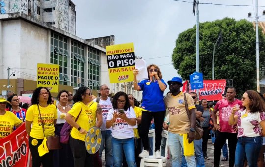 Professores seguem mobilizados em Salvador e protestam por pagamento integral do piso salarial