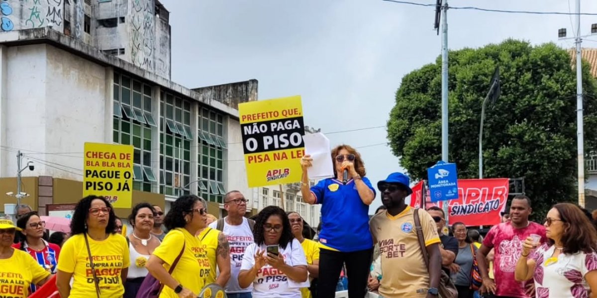 Protesto na praça municipal