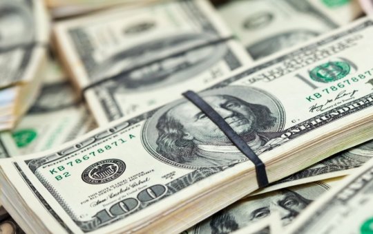 Ibovespa fecha em alta e renova a maior pontuação da história; Dólar cai a R$ 5,65