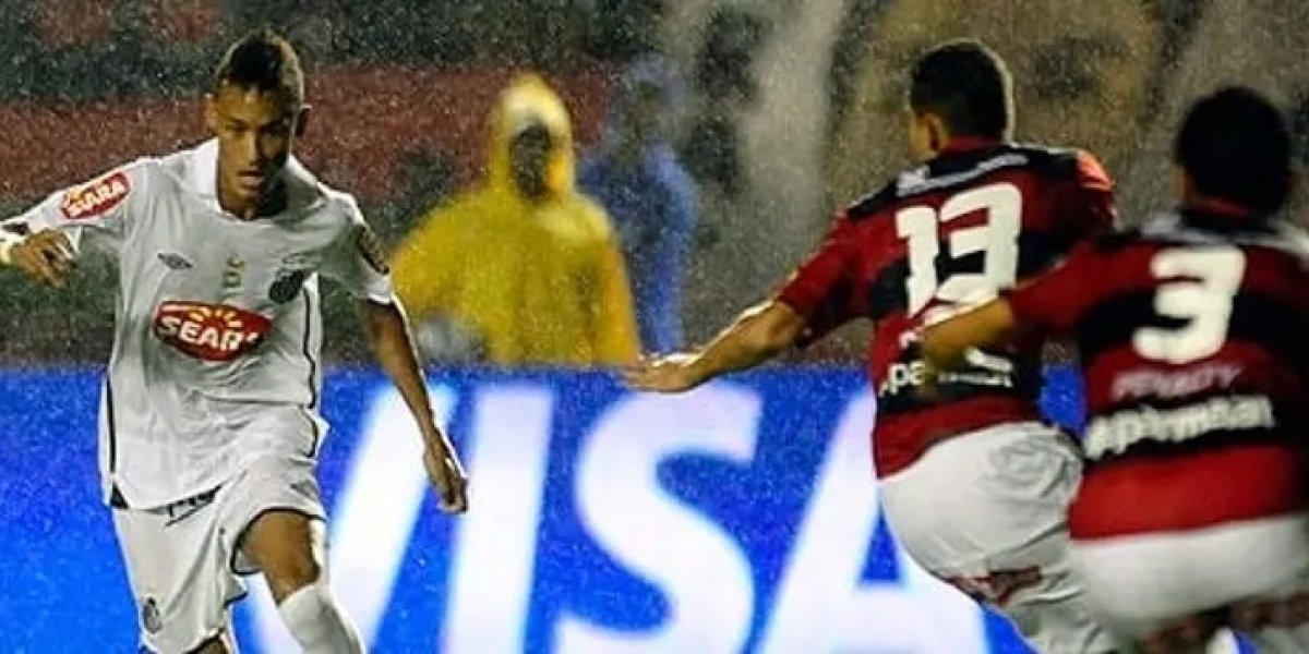 Neymar em ação na partida entre Vitória X Santos, em 2010
