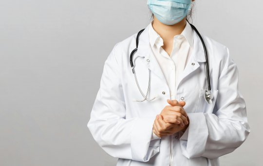 Mulher é presa por fingir ser médica e realizar atendimentos em hospitais