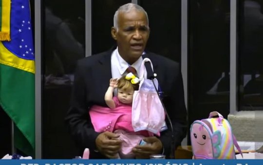 Deputado leva bebê reborn para a Câmara e alerta: 'Não vamos trocar o natural por silicone'