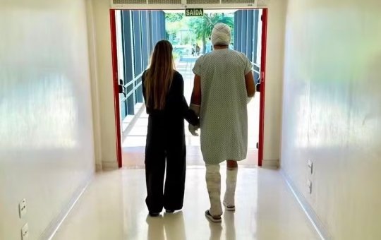 Lúcio aparece pela primeira vez, ao lado da esposa, depois do acidente doméstico