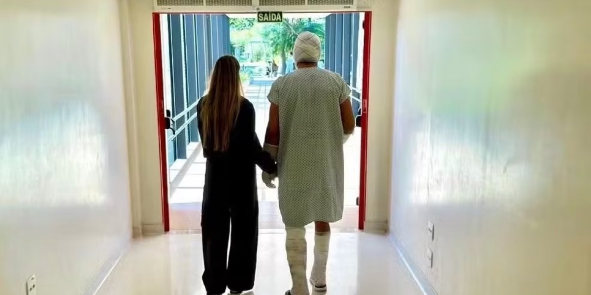 Lúcio e sua esposa caminhando pelo hospital