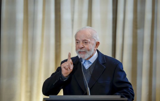 Lula assina MP que isenta conta de luz para 40 milhões