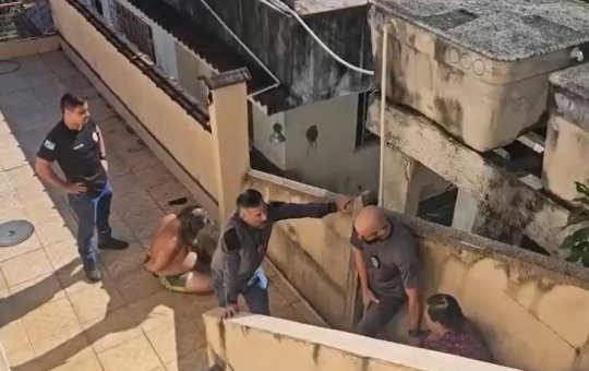 Irmãos que guardavam cadáver do pai em casa são presos