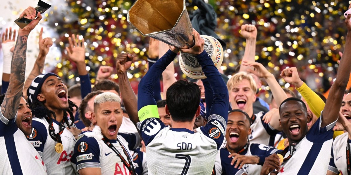 Jogadores do Tottenham levantando o troféu da Liga Europa