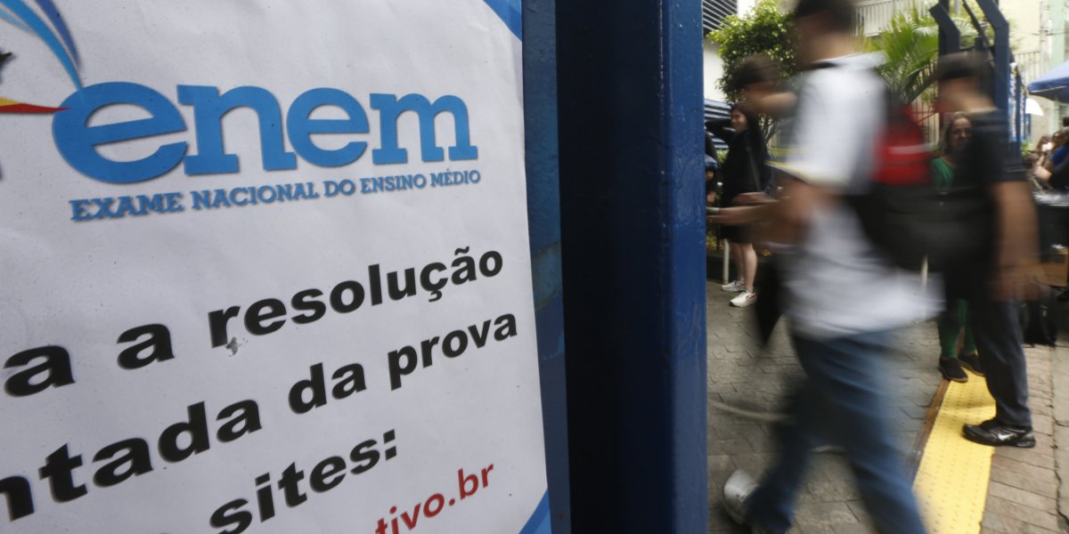 Estudantes chegando para o ENEM