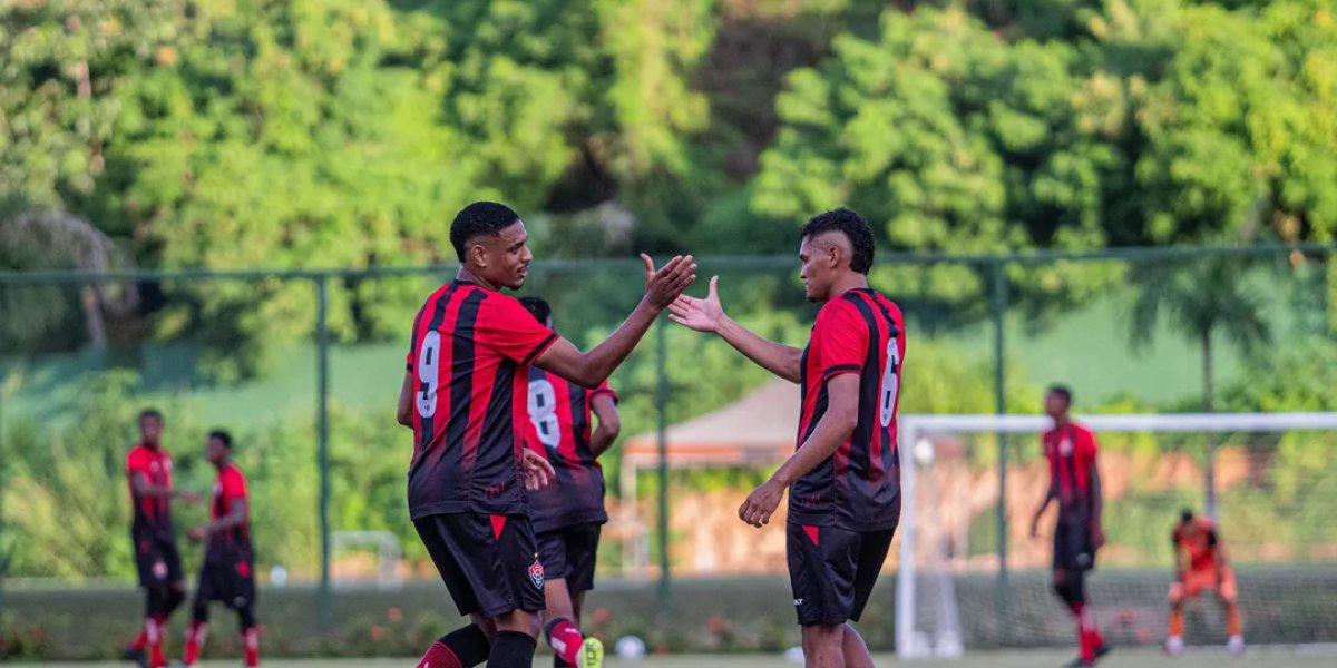 Jogadores do Vitória comemoram classificação
