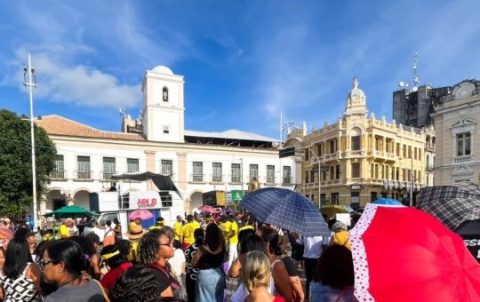 Vereadores são agredidos por manifestantes no Centro de Cultura da Câmara de Salvador