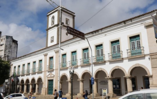 Câmara de Salvador aprova reajuste dos servidores em meio a protestos