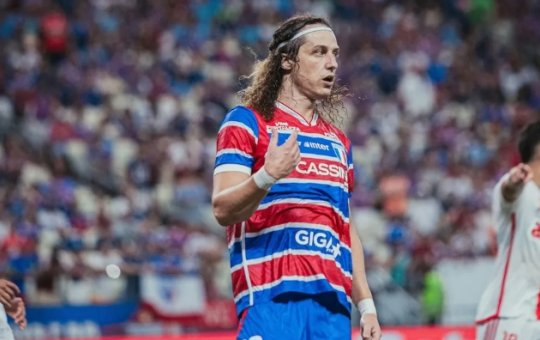 Ex-zagueiro do Vitória se envolve em acidente de trânsito em saída de CT