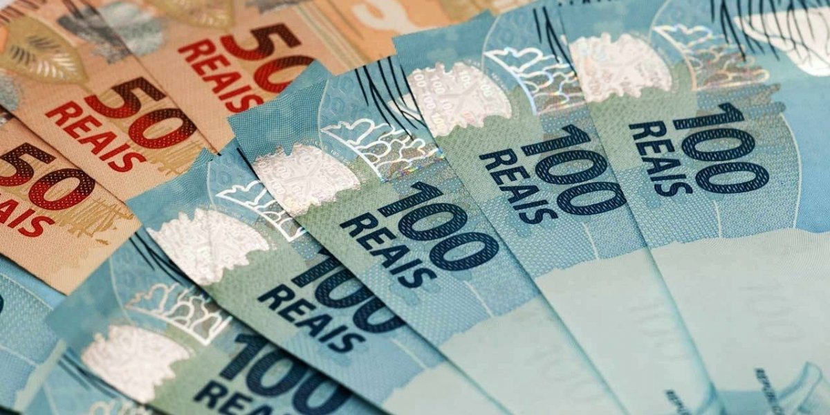 Notas de 50 e 100 reais