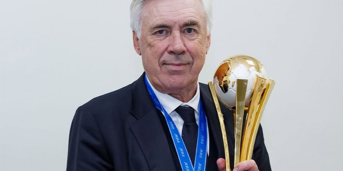 Ancelotti segurando um dos seus titulos, o Mundial de Clubes