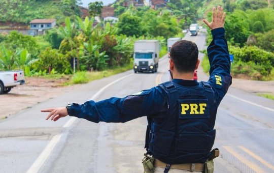 Homem é preso com arma, munições e mais de 3 kg de drogas em ônibus na BR-116