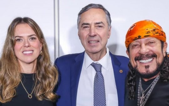 Presidente do STF é flagrado curtindo show de Bell Marques em evento cultural