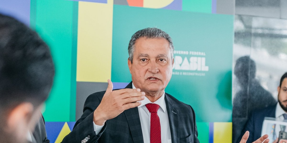 Ministro Rui Costa durante discurso