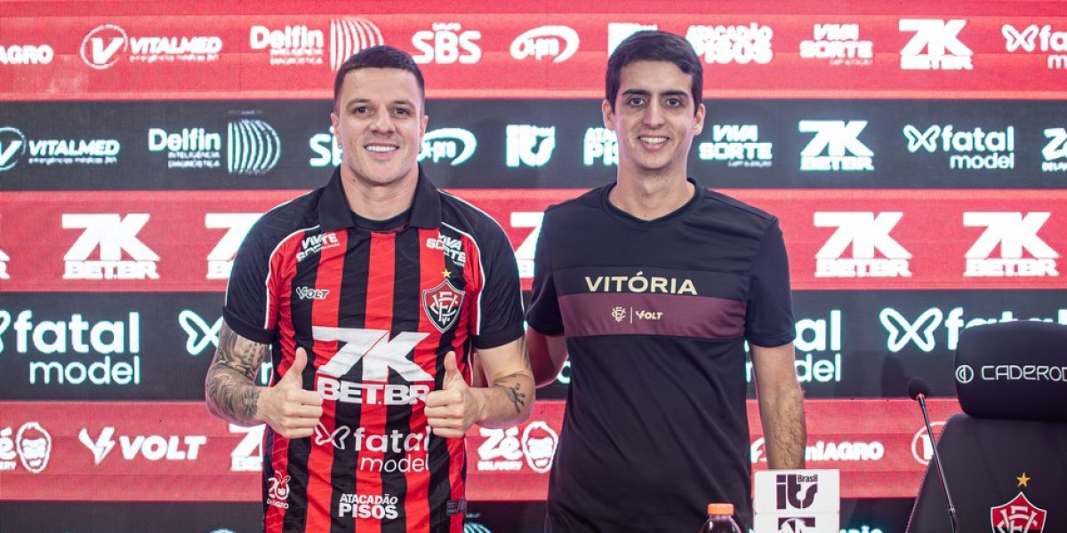 Renato Kayzer é apresentado pelo diretor de futebol Manoel Tanajura Neto.