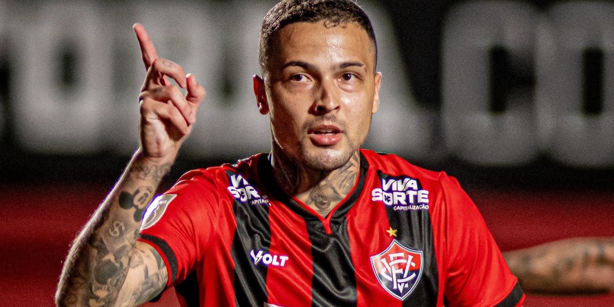 Thiaguinho em campo pelo Vitória
