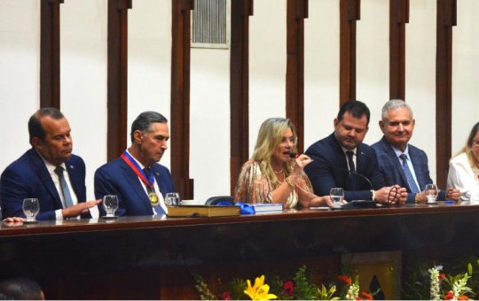 Barroso recebe título de cidadão baiano e Comenda 2 de Julho