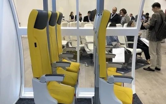 Assentos verticais em aviões podem se tornar realidade em 2026