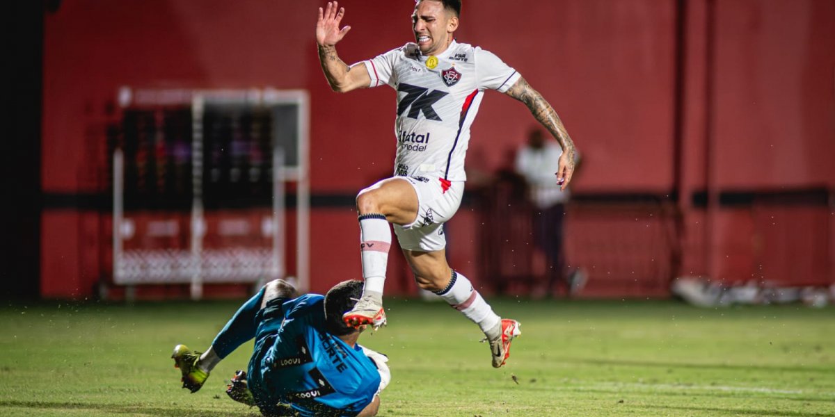 Gustavo Mosquito perdendo a bola para o goleiro Gabriel Brazão