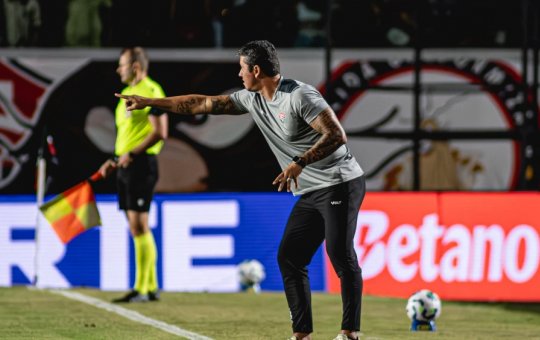 Carpini vê Vitória superior ao Santos e reconhece má fase do Leão: “Precisamos entender o momento”