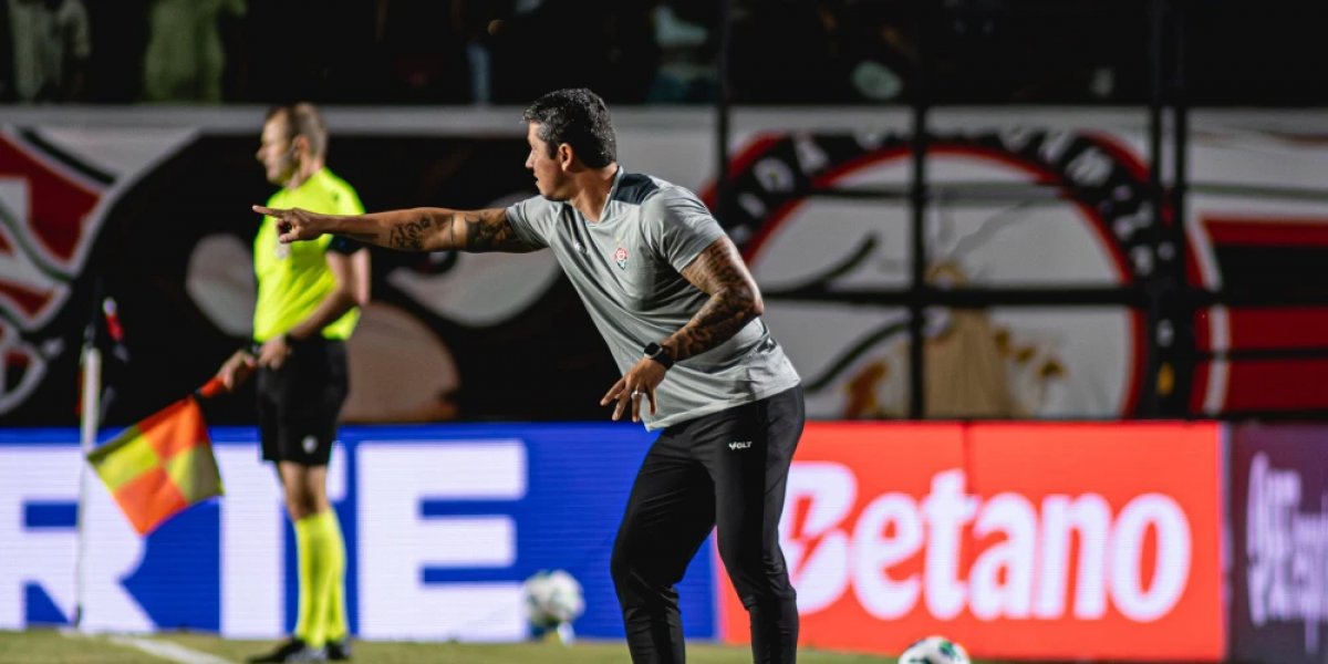 Thiago Carpini em Vitória x Santos