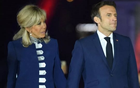 Presidente da França recebe tapa da própria esposa em visita a Hanói, no Vietnã