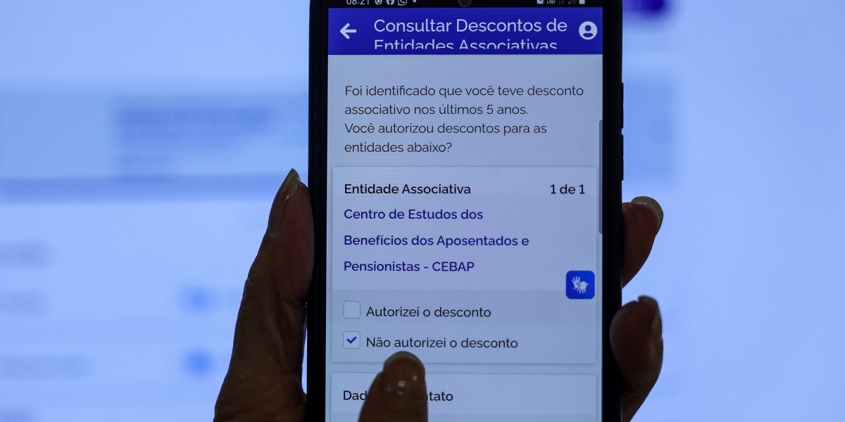 Celular com o aplicativo do INSS