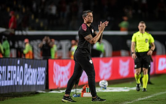 Thiago Carpini afirma que base do Vitória "não existe mais" 