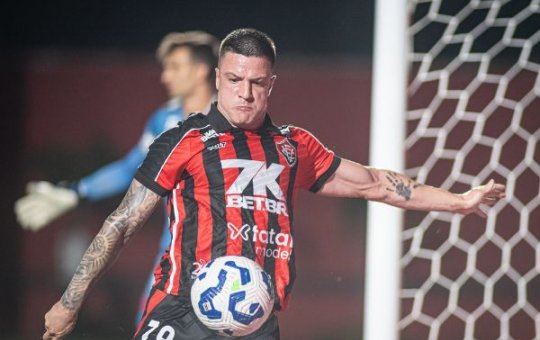 Kayzer não viaja e é desfalque para o Vitória em duelo da Sul-Americana; entenda