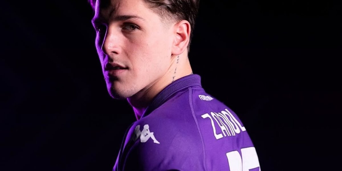 Nicolò Zaniolo em foto com a camisa da Fiorentina